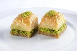 قطعتا بقلاوة بالفستق الحلبي