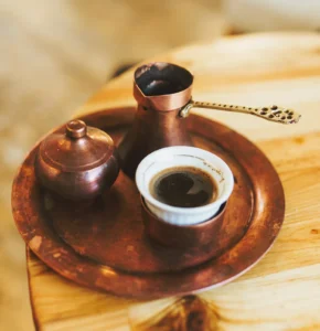 قهوة عربية مع دلّة نحاسية