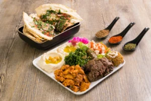 صحن فلافل وحمّص ومقبلات مع الخبز