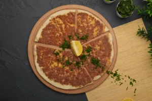 لحم بعجين مقطّع على لوح خشب