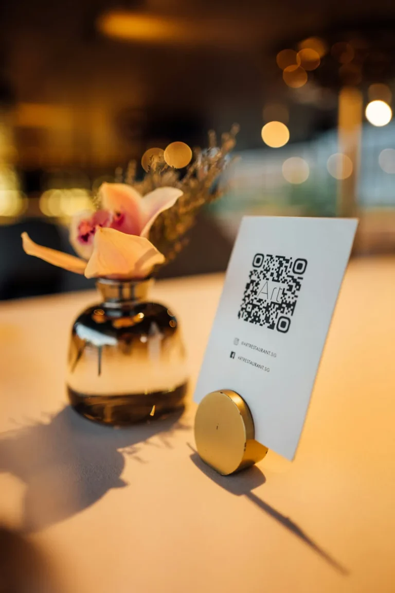 حامل رمز QR على طاولة مطعم